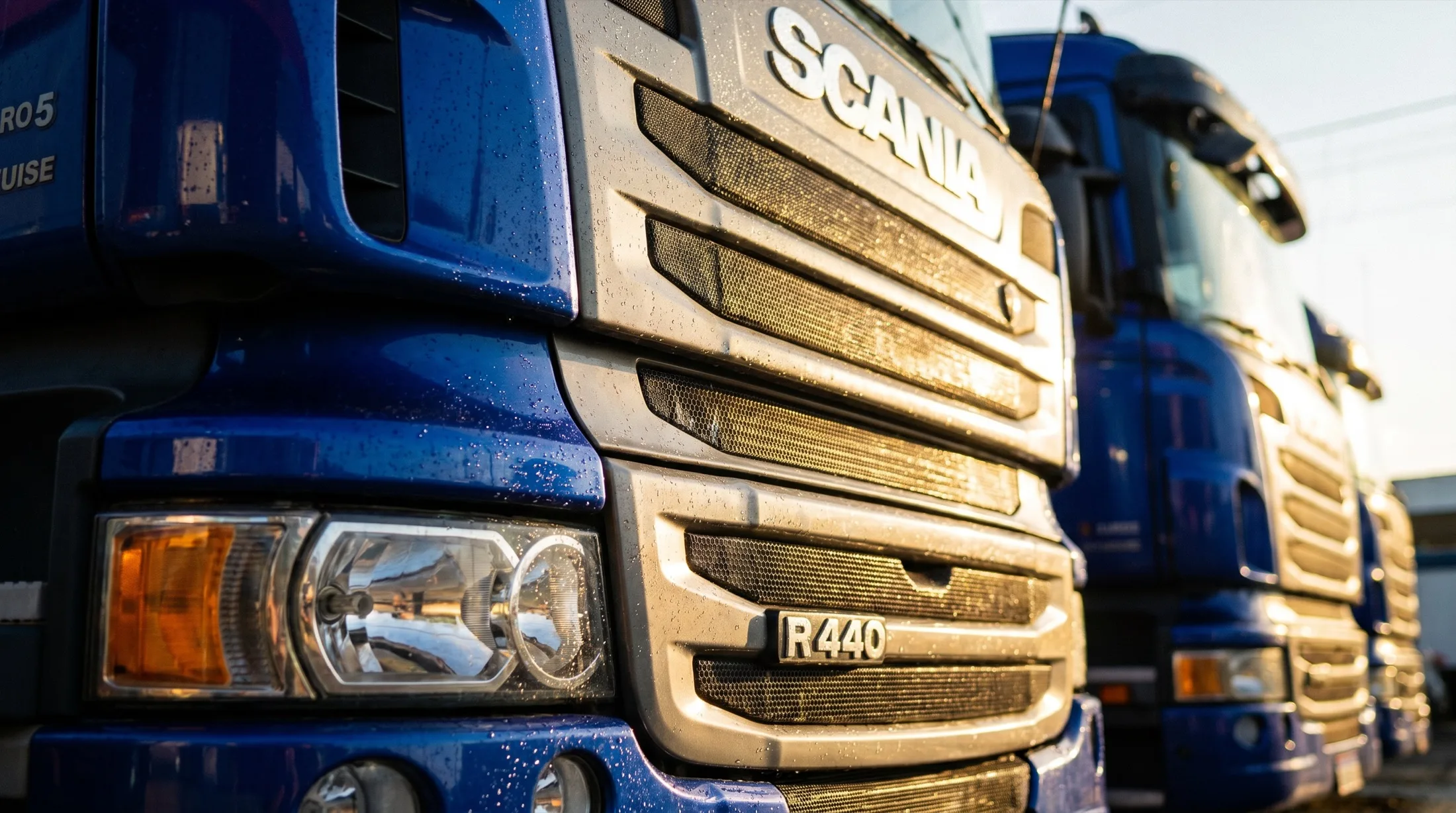 Detalhe da grade de um caminhão Scania ProdHigi sob luz quente