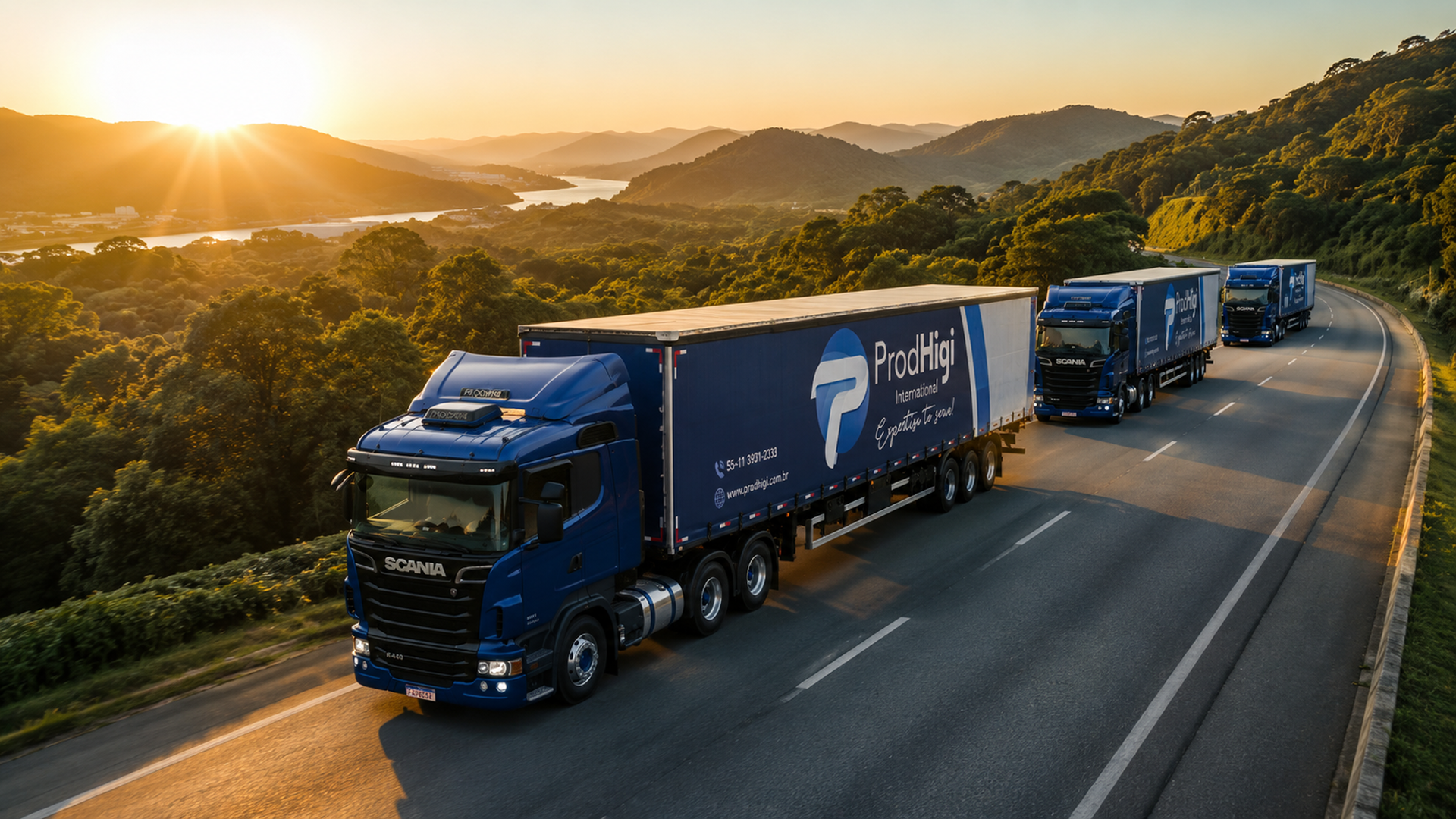 Frota ProdHigi de caminhões Scania na estrada ao pôr do sol